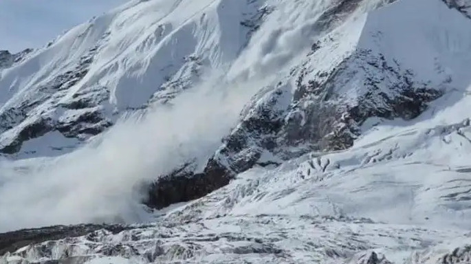 世界第八高峰马纳斯鲁峰多处雪崩 已造成至少十余人失踪