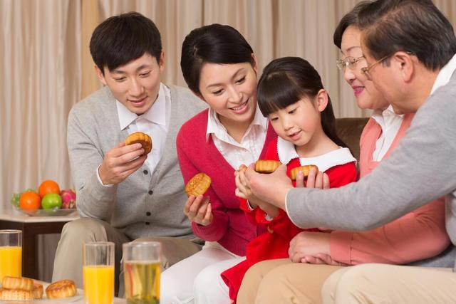 感谢公司不发月饼之恩引热议，网友回应：饱汉子不知饥汉子饥