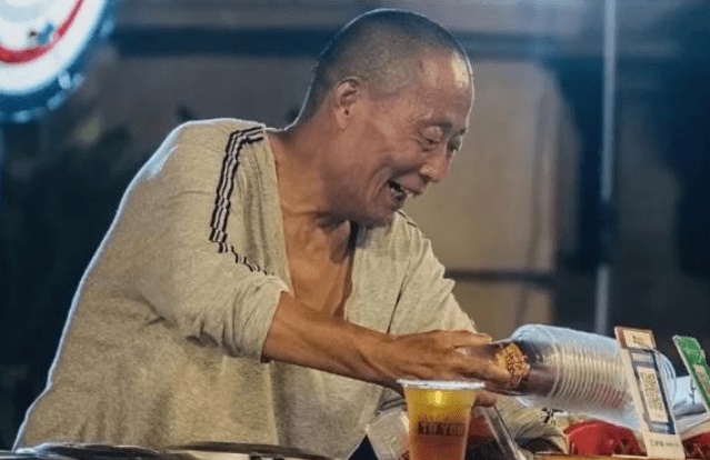 武汉糖水爷爷被网暴后不再出摊 曾因坚持2元糖水不涨价走红 武汉糖水爷爷遭网暴不摆摊了 网络暴力 坚持2元不涨价 第5张 武汉糖水爷爷被网暴后不再出摊 曾因坚持2元糖水不涨价走红